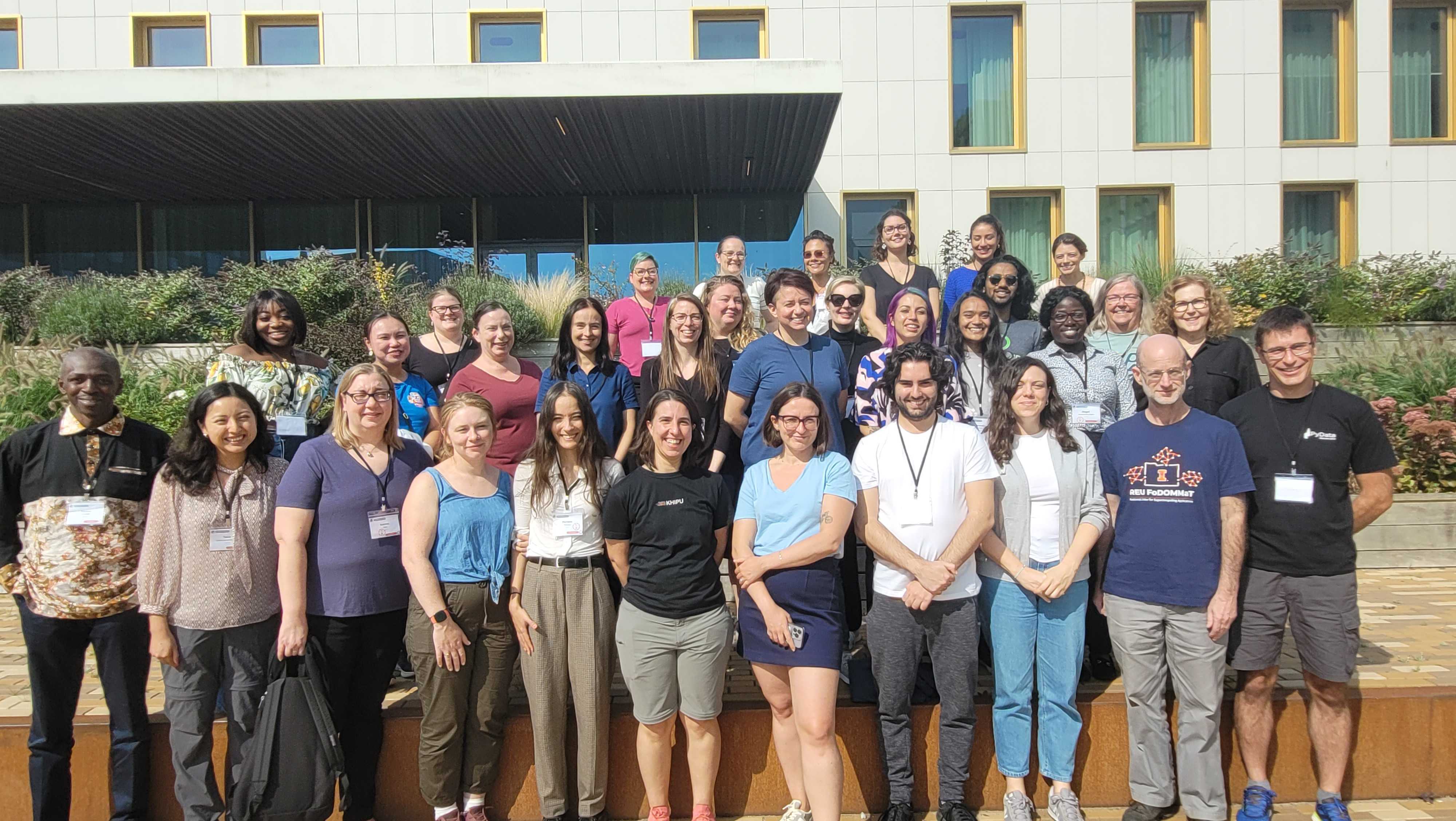 Outdoors picture of all in-person participants of the 2023 DISC Unconference in Amsterdam. There are 33 people looking at the camera, and it is a sunny day.